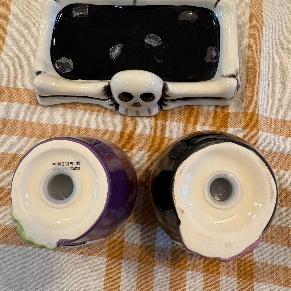NWT Poison Jar of Salt and Pepper set, with Skull Tray π π€ π - Picture 6 of 8
